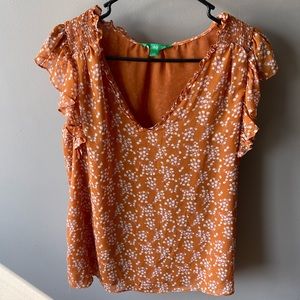 Blouse with ruffle sleeve.